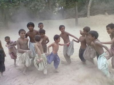A Balochi game
کپّگی
Kappagi
کپّگی بلوچانی یک کوھنیں گوازی ات ۔ کہ یک دست ءُ یک پادے گون ءَ کن انت ۔ اشیے کنگ ءَ چپّیں دست زیرنت ءُ وتی پُشتی نیمگا راستیں پاد ءَ گوں دست ءِ پنجگ ءَ دارنت ءُ  یک پاد ءُ یک دست ءِ ہمرائیا یک دومیا اتر دیئنت ءُ تیلاک دیئنت ءُ تنکہ یک ءِ دومی ءَ دور بہ دنت یا کہ دست چہ پاد ءَ جدا بہ بیت ۔ 
