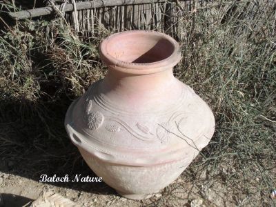 Water pond 
کُمب
Komb
کمب ءَ بلوچی ءَ جہلگ ہم گوش انت  ۔ کومب چہ ملکیں ھاک ءَ جوڑ کن انت بلے اڑ کنگ ءَ رند اشیارا آس ءِ گوما پچ انت ءُ سُہر تر اِت ۔  کمب آپ وھدے کاپرے چیر ءَ بہ بنت گرماگ ءَ ہم سرد بنت ۔ کومب مرچاں مشک ءِ جاہ ءَ کارکنگ ءَ انت ۔
