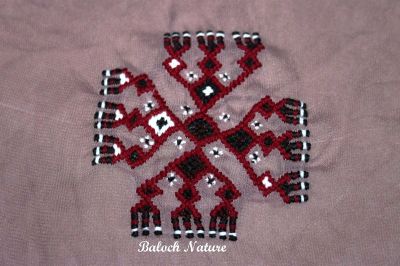 Balochi Design 
سرمچارانی دیوان
Sarmacharani dewan
وھدے ہمراہیا بلوچی دوچاں ہم باز دیم رہی کتگ ۔ اے ٹِک مرچاں گیشتر بلوچ جنیں وتی سریگ ءُ چادراں دوچنت ءُ  پہ ۔ اے ٹک مرچاں 300 کلدار یک دانگ ءِ کریہ گرانت ۔ ءُ یک چادر 25 ٹک پر کن انت ۔ چریشیا چہ مالوم بیت کہ بلوچ پہ دوچ ءَ باز زر ھرچ کنت ۔ بلوچستان ءِ جاورانی تہا سرمچاراں ہم بستارءِ است ہمے وڑا بلوچ جنیناں وتی دوچانی نام ہم پر سرمچارانی جہد ءَ گون ہمگرنچ کتگ انت ۔ ۔ چوش کہ سرمچارانی دیوان۔ سرمچارانی پاگ ۔ ءُ دگہ بازیں ۔
