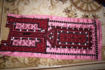 Balochi women ware 
تربت ءِ بانور
Turbat e Banor 
اے بلوچی دوچ ءِ کہ کیچ ءِ ھند ءُ دمگاں اشیار ءَ تربت ءِ بانور گوش انت ۔ اے پشک ءِ جیگ انت ۔
