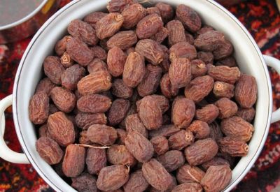 Boild and dry date
آرگ
Aarag
آرگ گیشتر الینی ءِ رنگاں کوّل کن انت، پدا تاپ ءِ کن انت کہ ہُشک بنت، ھُشکیا چہ رند درپان کن انت ، او لوٹ ءِ پدا کارمرز کن انت۔ آرگ باز تام دار انت۔ بلے دگہ مچّانی براں کم آرگ جوڑ کن انت۔

