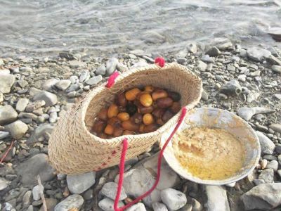 Date carry bag 
لچُک ، چالی
Lachok, Chali
لچُک ہما درپ ءَ گوش انت کہ لچ ءِ وڑیں بلے کسان ءُ گونڈ انت کپات ءِ ہم قد انت ۔ بلے اشیا پات ءِ وڑا دوچ انت یا گوپ انت  ۔ باز جاہ ءَ اشیا چلی ہم گوش انت ۔ بلے منی ھیال ءَ چلی سندھی لوز ءِ بوت کنت چیا کہ کراچی ءِ مردم سپت ءَ ہم چلی گوش انت ۔ 

