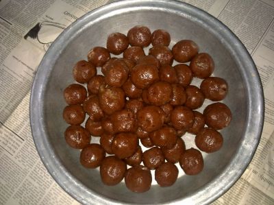 Sweet of date
مدر ءِ رس گُلہ
Madr e rasgolla
رس گلہ  یک ھندی شیرکنی ات ۔ بلے ناہ ءَ چہ اگاں رسگلہ اگاں مارکیٹ بییت منی ھیالا چہ شکر ءَ چہ جوڑ کتگیں شیرکنی ءَ کس ءَ دپ ہم نہ جنت ۔ منی ھیالا ناہ ءِ بزاں مدر ءِ رسگللہ چش اگ کرز ات


