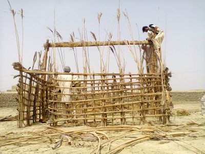 foundation of a Baloch classic hut
کرگین ءِ بندات
Kargin e bendat
اے کرگینیں لوگ ءِ جوڑ کنگ ءِ بندات انت ۔ منگ مک کتگ انت ءُ تیر سرا داتگ ءُ کلندر سرا داتگ انت ۔ کرزبند کتگ ۔
