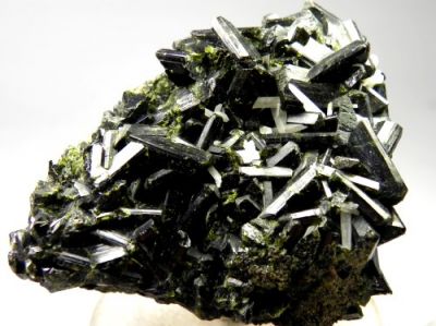 Epidote 
اپیڈوٹ
Epidote
اپیڑوٹ یک زات ء مادن ات کہ بلوچستان ء دمگ خاران ء پیداک بیت ۔ اے چو سبز گونگیں مادن ء باز مادنانی یک جائی انت ۔ اے کیلیشیم، المینیوم، آسن ء یکجاگہی انت ۔ اے چو بلور ساپ ء درپش ایت ۔ اے یک ائچیں مادن ء کہ پہ لوگ جاگہانی ڈولداری ء کارمرز بیت ۔ 


